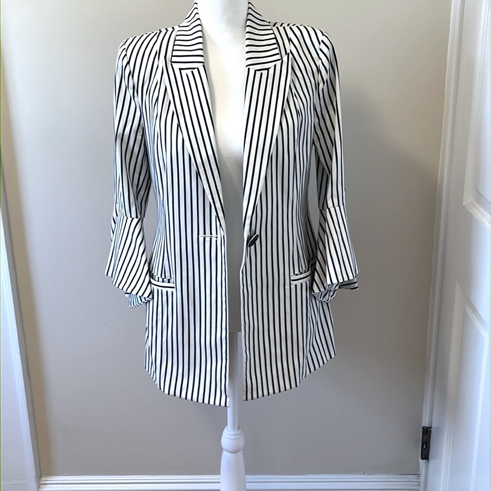 On-Trend Bell Jacket - Perfect Statement Piece To… - image 1